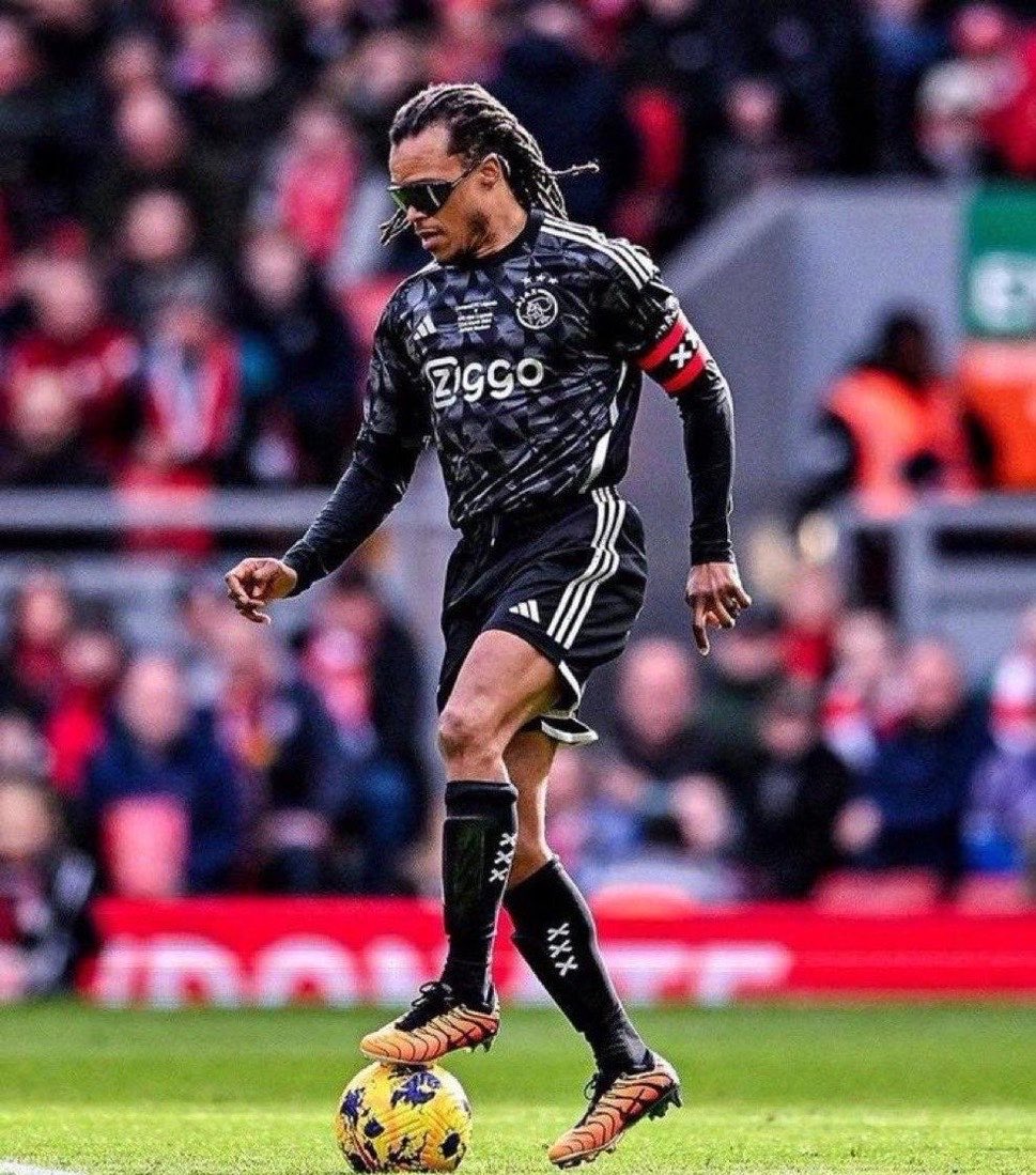 AddedtimeX_'s tweet photo. 🚨 Footballers who played with disabilities.

1. David Beckham- played with obsessive compulsive disorder (OCD).
2. Peter Cech - He played with a fractured skull after a nasty collision
3. Hector Castro accidentally cut off his own arm while using an electric saw as a 13-year-old 
4. Edgar Davids - The Dutch legend, known for his iconic goggles, had glaucoma—a condition that affects vision… love