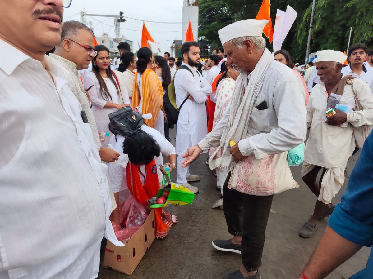 DYPCOE_AKURDI's tweet photo. Dr. D. Y. Patil College of Engineering, Akurdi – NSS Unit A-106, with faculty and staff, proudly served Warkaris during the Wari 2026 procession by distributing fruits, spreading care, compassion, and the true spirit of selfless seva. #NSS #DYPCOE #Wari2026 #Seva https://t.co/Q6ingsZJUY