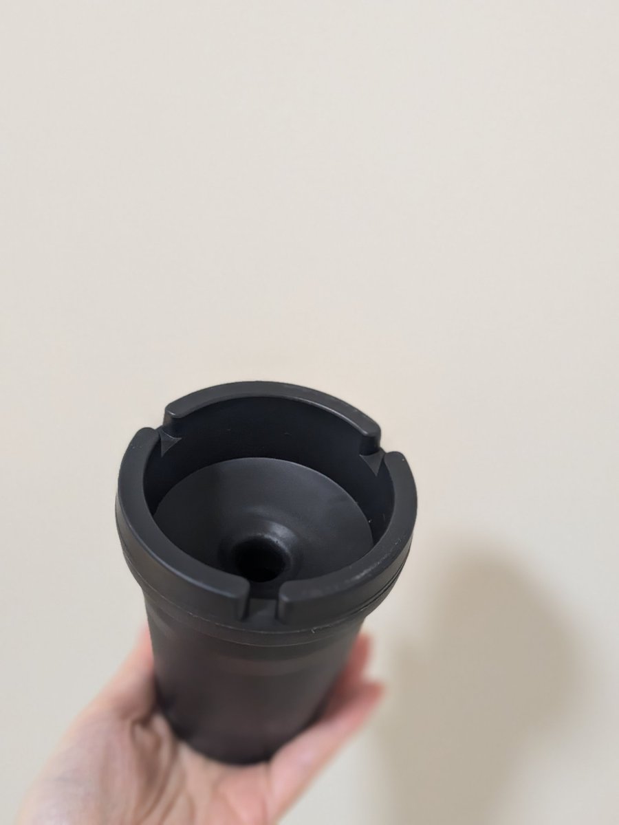 emi_designer's tweet photo. 水耕栽培にぴったりの容器（遮光、深め、蓋が閉まって中央に穴）を100均で見つけてしまったかもしれません https://t.co/rVJIUDuMtm