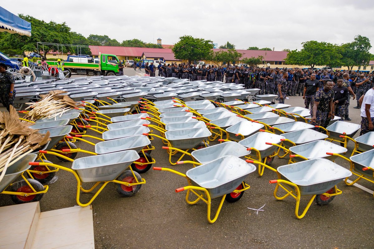 GhPoliceService's tweet photo. GHANA POLICE SERVICE POISED FOR THE TWO-DAY NATIONAL GENERAL CLEANING EXERCISE

Join our officers in various communities across the country; let us keep Ghana safe and clean. https://t.co/Cqiy3MEctT