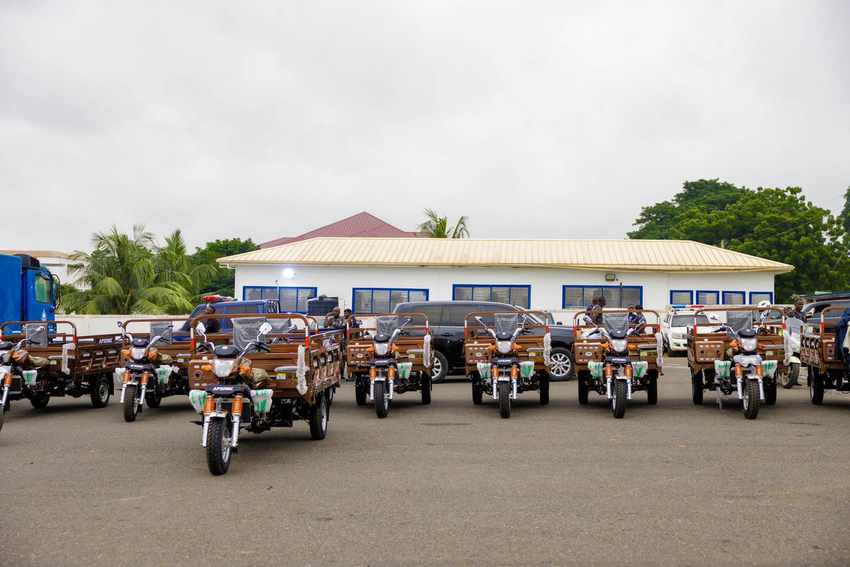 GhPoliceService's tweet photo. GHANA POLICE SERVICE POISED FOR THE TWO-DAY NATIONAL GENERAL CLEANING EXERCISE

Join our officers in various communities across the country; let us keep Ghana safe and clean. https://t.co/Cqiy3MEctT