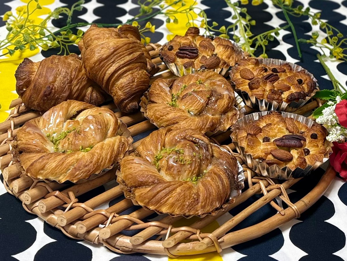 harupanstudio's tweet photo. 超人気Boulangerie S. Igarashi 五十嵐聡太シェフ、Think鈴木崇史シェフに学んだことを活かしました。スパイスの香り広がるカルダモンロール、ナッツとチョコの食感が楽しいクロッカン、さくさくほどけるクロッカン。9月にレッスン！ #手作りパン #パン作り #パン教室 #東伏見 #西東京市 #富澤商店 https://t.co/PqmmfyZ6y6