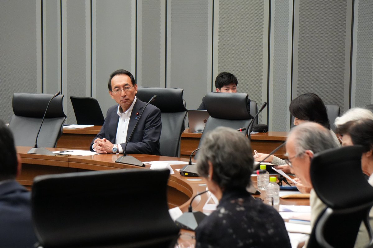 nishizono_katsu's tweet photo. 【被爆体験を語り継ぐ会】

7月9日、日本原水爆被害者団体協議会の濱住治郎事務局長、児玉三智子次長、濱中紀子次長、和田征子次長から、超党派の国会議員を対象に、被爆体験をお話しいただきました。

被爆者の平均年齢は86歳を超え、被爆の実相を自らの言葉で語り継ぐことのできる方々は年々少なくなっています。だからこそ、国会議員一人ひとりが被爆の実相を正しく理解し、その教訓を次の世代へとつないでいく責任があると改めて感じました。

「何としても核兵器をこの世からなくしたい」

その一念で、命ある限り語り続けようとされる被爆者の皆様の魂の叫びに、胸が熱くなりました。

そして、最後に語られた

「私たちの活動が水泡に帰すようなことがないようにしてください」

というお言葉は、すべての国会議員が襟を正して受け止めるべき重い訴えです。

唯一の戦争被爆国である日本が、いまだ核兵器禁止条約を批准していない現状を、改めて真摯に見つめ直さなければならないと強く感じました。

核のない世界の実現に、全力を尽くしてまいります。

#日本被団協
#被爆体験を語り継ぐ会
#核兵器禁止条約