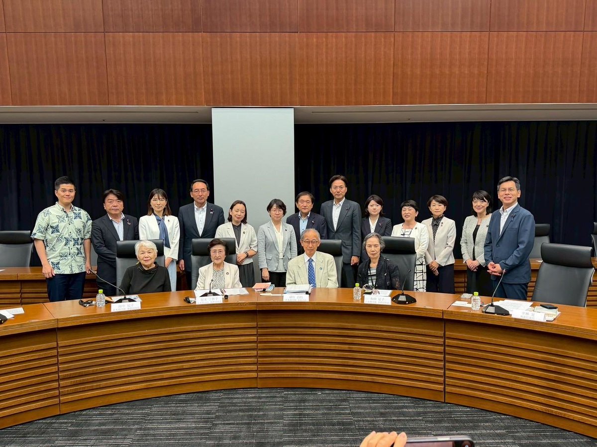 nishizono_katsu's tweet photo. 【被爆体験を語り継ぐ会】

7月9日、日本原水爆被害者団体協議会の濱住治郎事務局長、児玉三智子次長、濱中紀子次長、和田征子次長から、超党派の国会議員を対象に、被爆体験をお話しいただきました。

被爆者の平均年齢は86歳を超え、被爆の実相を自らの言葉で語り継ぐことのできる方々は年々少なくなっています。だからこそ、国会議員一人ひとりが被爆の実相を正しく理解し、その教訓を次の世代へとつないでいく責任があると改めて感じました。

「何としても核兵器をこの世からなくしたい」

その一念で、命ある限り語り続けようとされる被爆者の皆様の魂の叫びに、胸が熱くなりました。

そして、最後に語られた

「私たちの活動が水泡に帰すようなことがないようにしてください」

というお言葉は、すべての国会議員が襟を正して受け止めるべき重い訴えです。

唯一の戦争被爆国である日本が、いまだ核兵器禁止条約を批准していない現状を、改めて真摯に見つめ直さなければならないと強く感じました。

核のない世界の実現に、全力を尽くしてまいります。

#日本被団協
#被爆体験を語り継ぐ会
#核兵器禁止条約