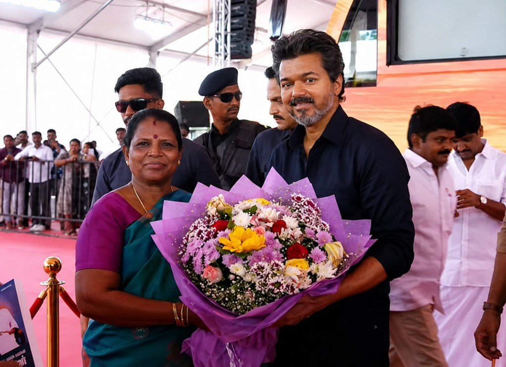 SValarmathiofl's tweet photo. #கரூர் மாவட்டத்திற்கு வருகை புரிந்த வெற்றித் தளபதி மாண்புமிகு தமிழ்நாடு முதலமைச்சர் திரு. @TVKVijayHQ அவர்களை வரவேற்ற இனிமையான தருணம் 
@BussyAnand
@Vijayabaskarofl
@OfficeofminMRV
@TVKPartyHQ
@TVKHQITWingOffl
#தமிழகவெற்றிக்கழகம்
#TVK #CMJosephVijay #NSV #Trichy
@TVKHQITWingOffl https://t.co/lTOaHEReEz
