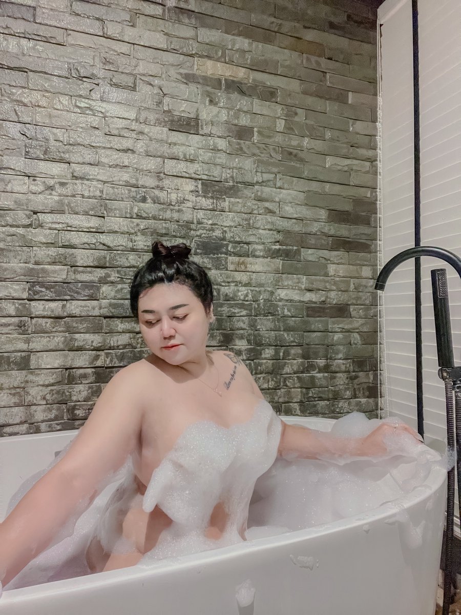 Nattiewx's tweet photo. อย่าว่าแต่กล้วยหอมเลย แก้มพี่ก็หอม 🤣🤪🙈 

#แคปชั่นกวน #แคปชั่นอ่อย #แคปชั่นเด็ด #พี่หนวด #พลธนกร #แคปชั่น https://t.co/8tAhTiQlw2