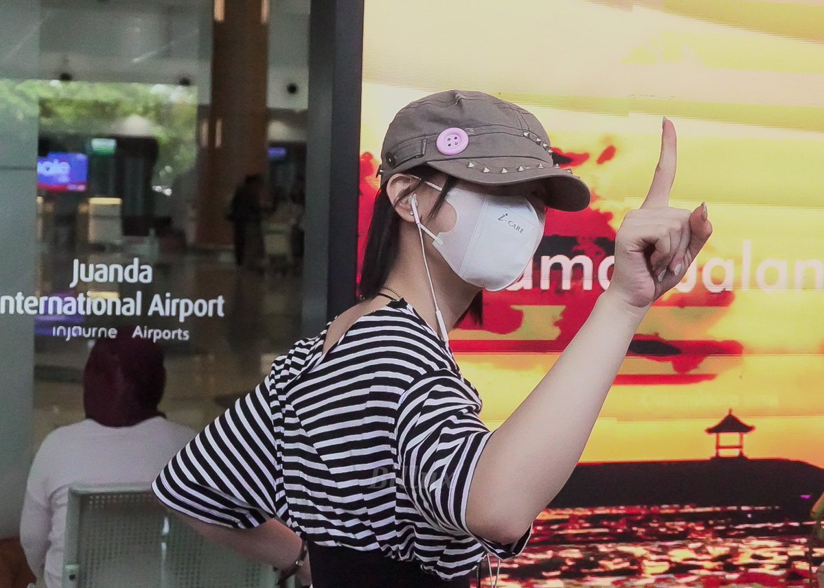 nurdisyah's tweet photo. si hamster @Kimmy_JKT48
10072026
#JKT48AirPortFashion https://t.co/KYu1W8fBsY