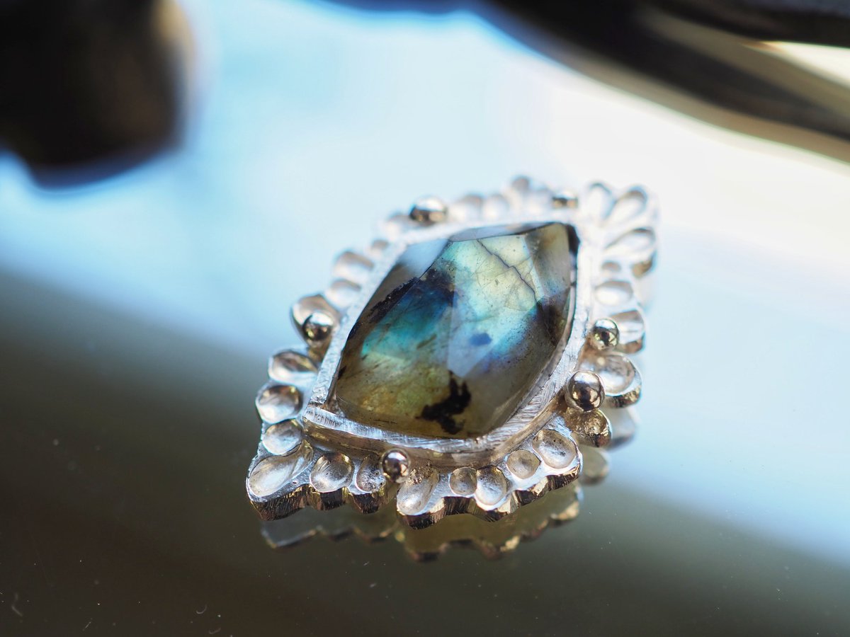 silvermoon_info's tweet photo. 1点物のラブラドライトペンダント制作中

途中まで作り進めていたのですが、手直ししていたところ崩壊してしまったので、1から作り直しました
時間はかかりましたがその分納得のいく仕上がりになりそうです
独特の青みを活かすように作っています
完成までもうしばらく

https://t.co/igFexxKpgC https://t.co/8RTy27z2aP