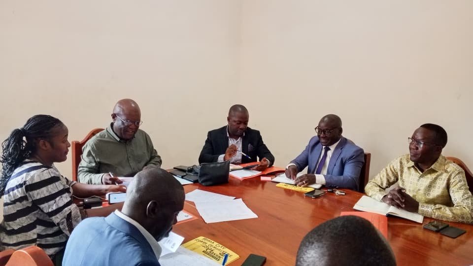fmkabalega's tweet photo. UPDATE: Members of the Hoima City Roads Committee have convened a meeting to elect new leadership of the committee for the 2026–31 political term. In attendance are Dr. Patrick Mwesigwa Isingoma Obama, the Hoima East Division MP and the outgoing committee...1/2
📸 @Emmaowebirungo https://t.co/Bh4ZNsk7ZF