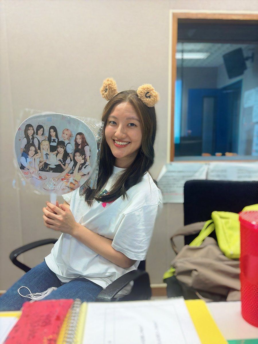 kumaki_moe's tweet photo. 今年も #LuckyFES ✖︎ #Pokekara
コラボ企画に参加しました👏

私は #NiziU の“Take a picture”を選曲🌈ポイントは最初の「好き⤴️」「こんなに⤴️」をRIMAちゃんに成り切って歌ったつもりになっているところです🤫途中で「わなわな〜」って言いたくなりましたが抑えました😂
🎤https://t.co/Szr6dbSeJW https://t.co/p8afeMOeSd