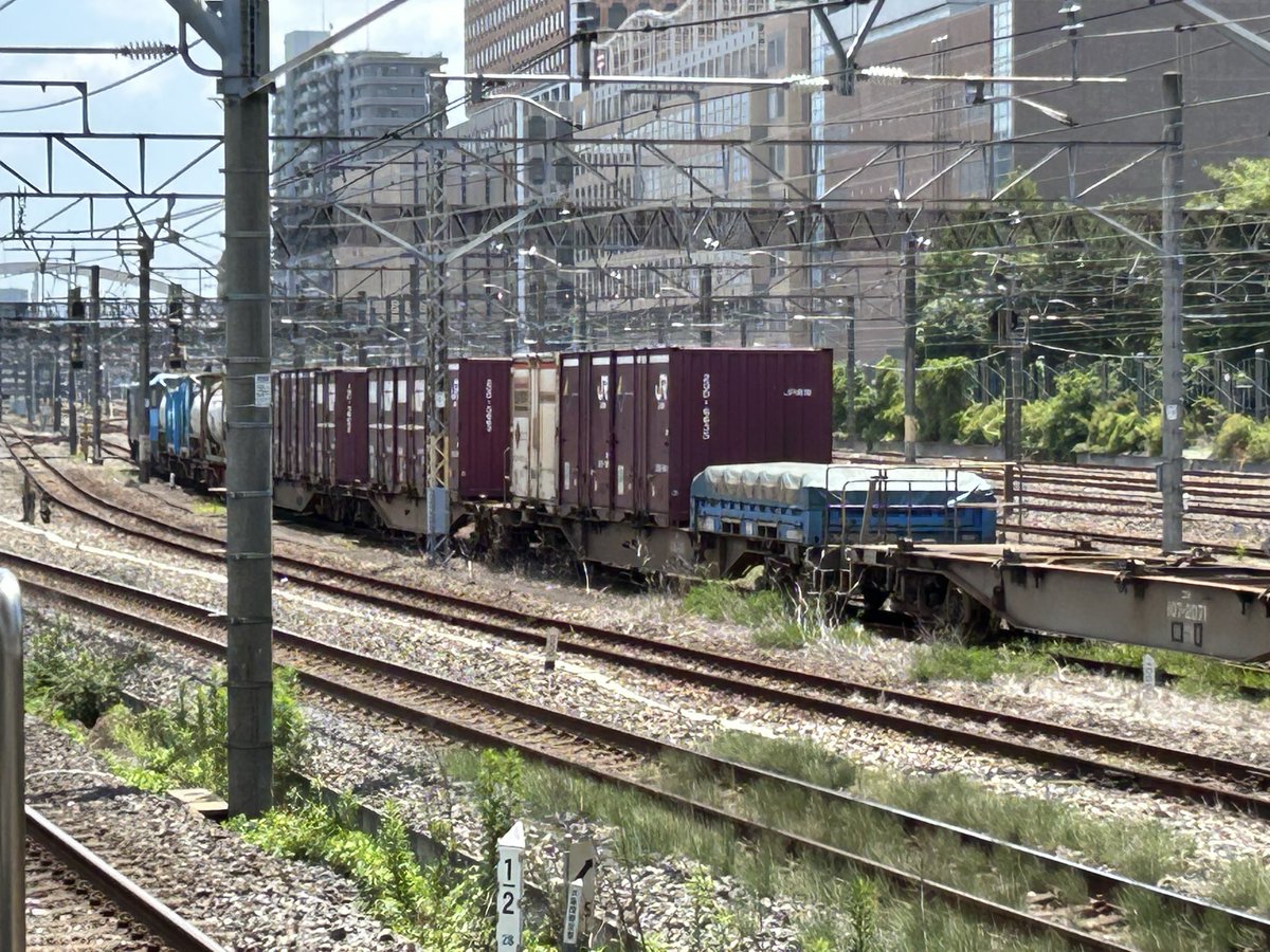 3059kitami's tweet photo. 折角、さいたまに来ていたのでお昼の貨物見てた
今も3083の常連？なUT5A脂肪酸が94に載ってた
あとはUR19A−1501やコマツなど https://t.co/C6rAfKnLy2