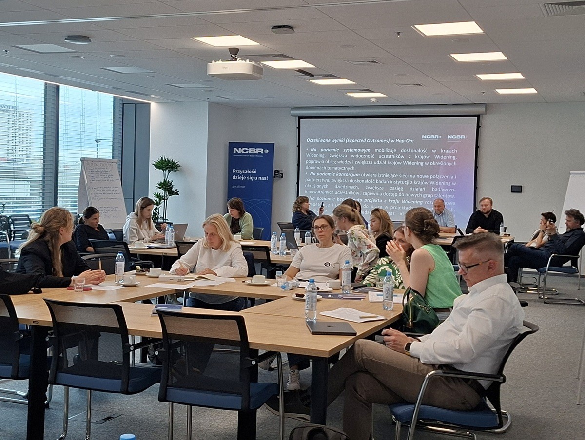 KPK_PL's tweet photo. 📸 Akademia Managera Follow Up: Summer School – Dzień 4⃣
Za nami ostatnie warsztaty szkoły letniej Akademii Managera tym razem poświęcone #Widening w #HoryzontEU. Uczestnicy pracowali nad przygotowaniem projektów i budową konsorcjów.
Dziękujemy za aktywny udział w całym cyklu! 👏 https://t.co/pzJj8TChVs