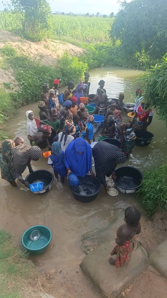 Buildawell_wtnf's tweet photo. Location📍- Emi Man woshin Village
LGA - Katcha
State 🇳🇬- Niger
Source of water 💧 - Pond
Project type - Traditional open well
Tree planting 🌳
May Almighty Allah make it a successful project, Ameen. #Buildawell #PlantAtree https://t.co/8zjv1qZhOc
