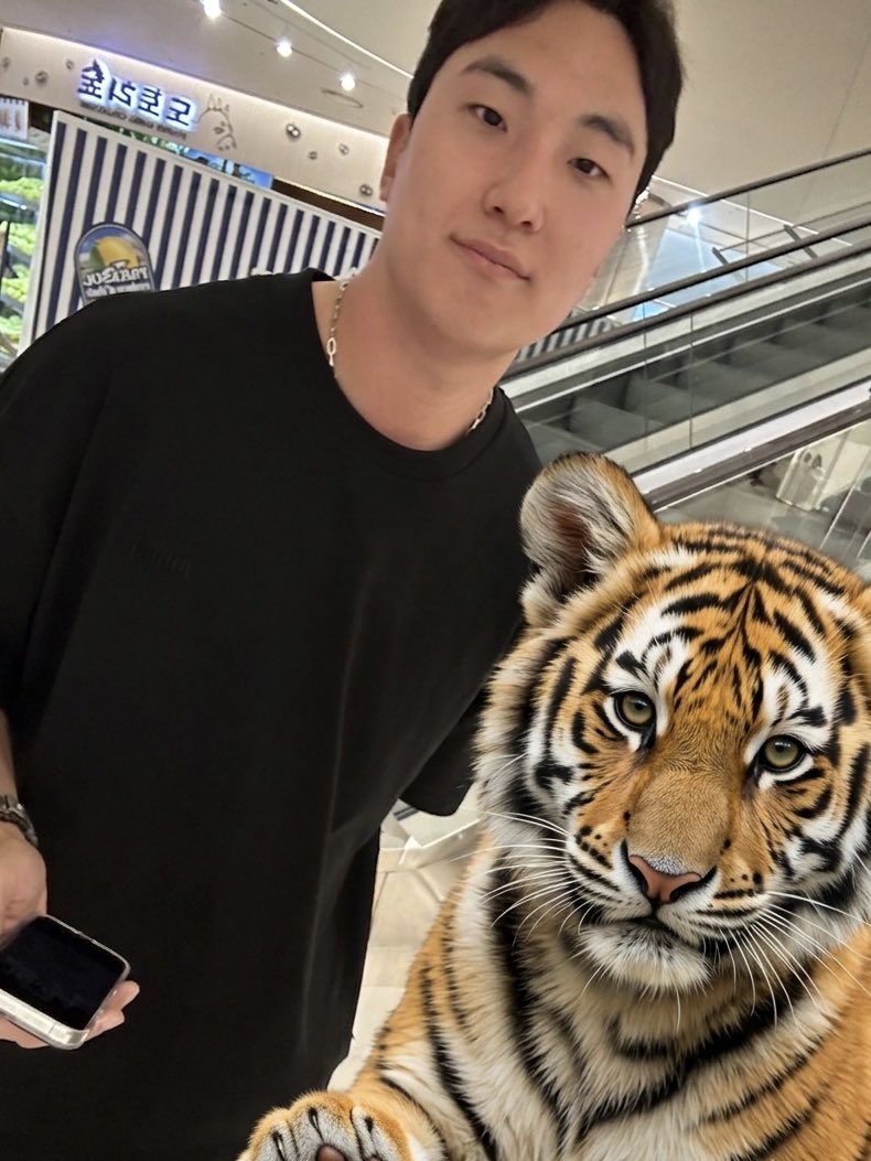 i_S2_fox's tweet photo. 잠실 롯데월드몰에서 정해영 선수 자만추 했어요…🤯🤯🤯🤯 너무 놀라서 기아팬이라고도 말씀드리지 못했지만……… 너무너무 반가웠어요🐯🤙👍
(시간 지나서 올립니다 . . . ! ) https://t.co/slCOqQSHZu
