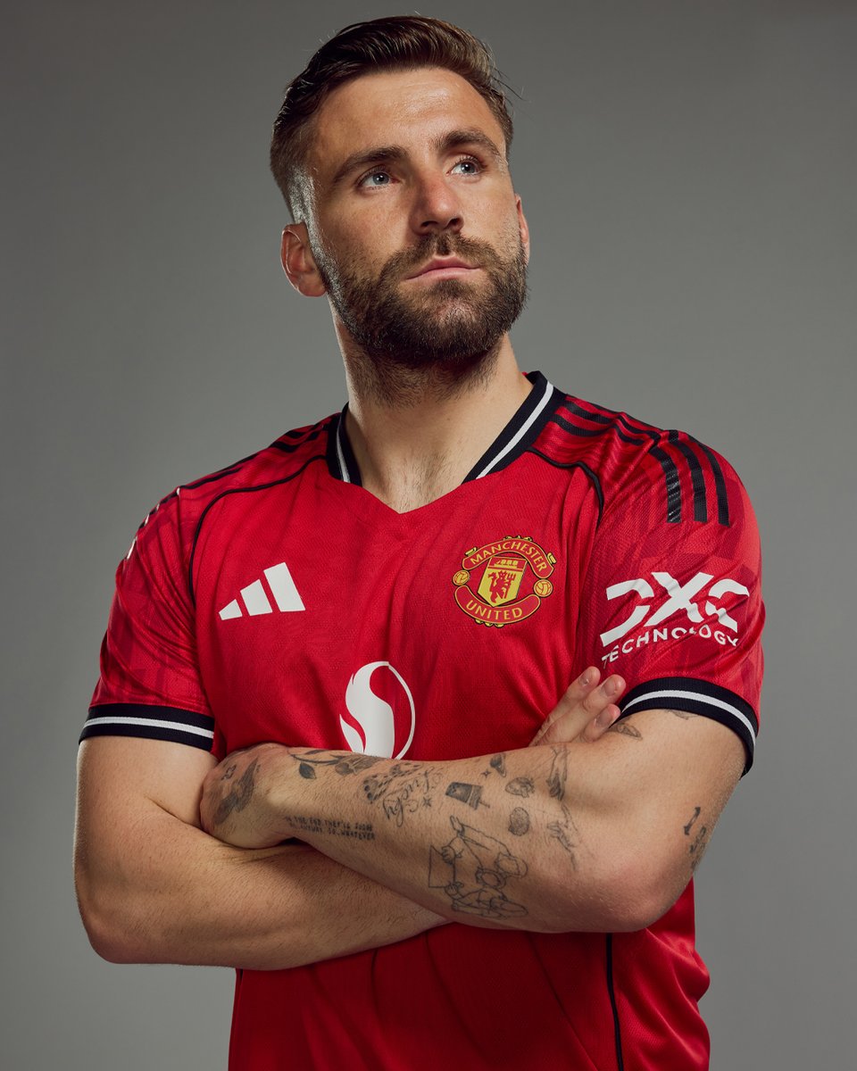 Footballtweet's tweet photo. 🎈🏴󠁧󠁢󠁥󠁮󠁧󠁿 Happy birthday to Luke Shaw, who turns 31 today. https://t.co/PuokeS3ZtI