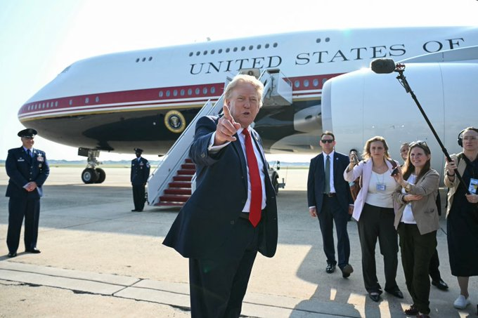 its_Lexieroy's tweet photo. 🚨 Most Americans can barely afford one tank of gas…

But this guy took TWO massive Air Force One jets overseas just to flex.

We taxpayers, paid for it.

Do you think this was a waste of money?
YES or NO

Drop your thoughts below! 👇