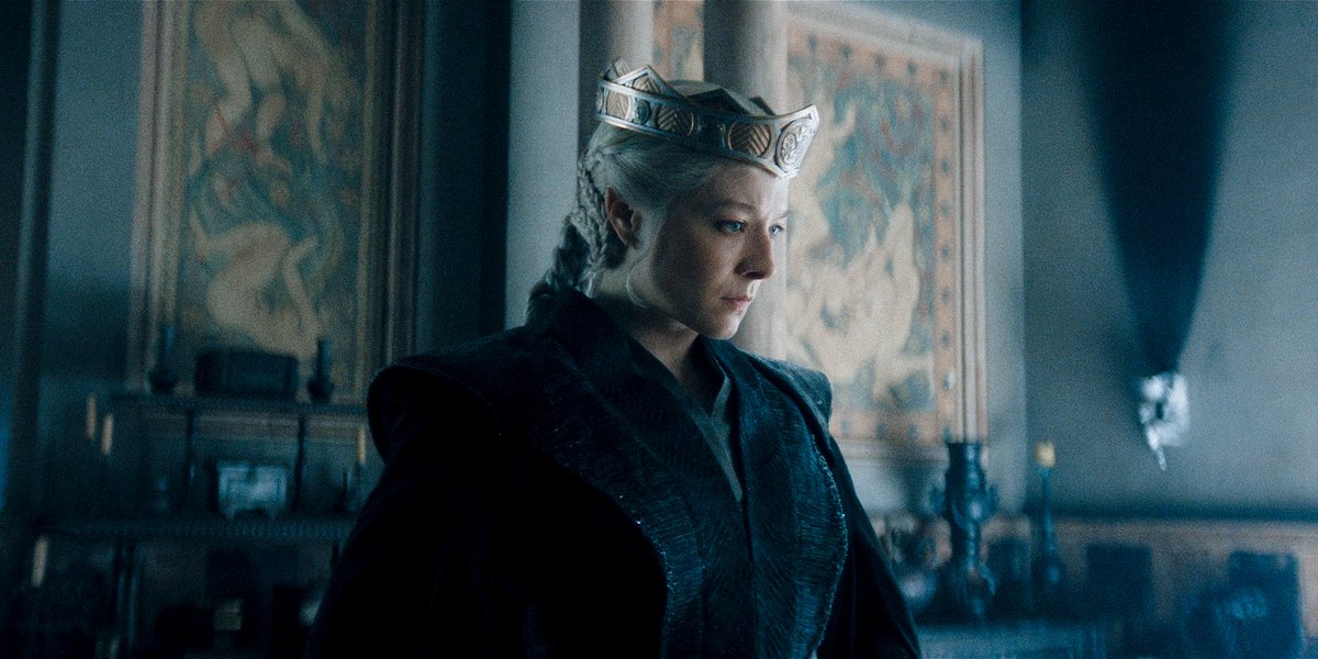 seaoftv's tweet photo. crown fit like a glove https://t.co/17iTvzGqDM