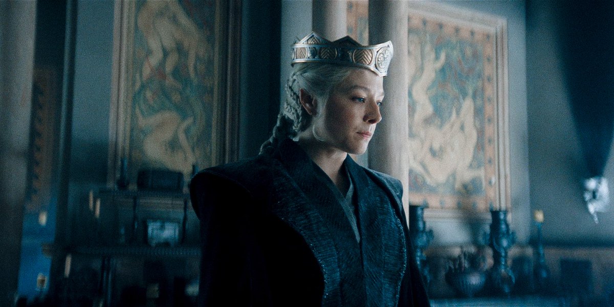 seaoftv's tweet photo. crown fit like a glove https://t.co/17iTvzGqDM