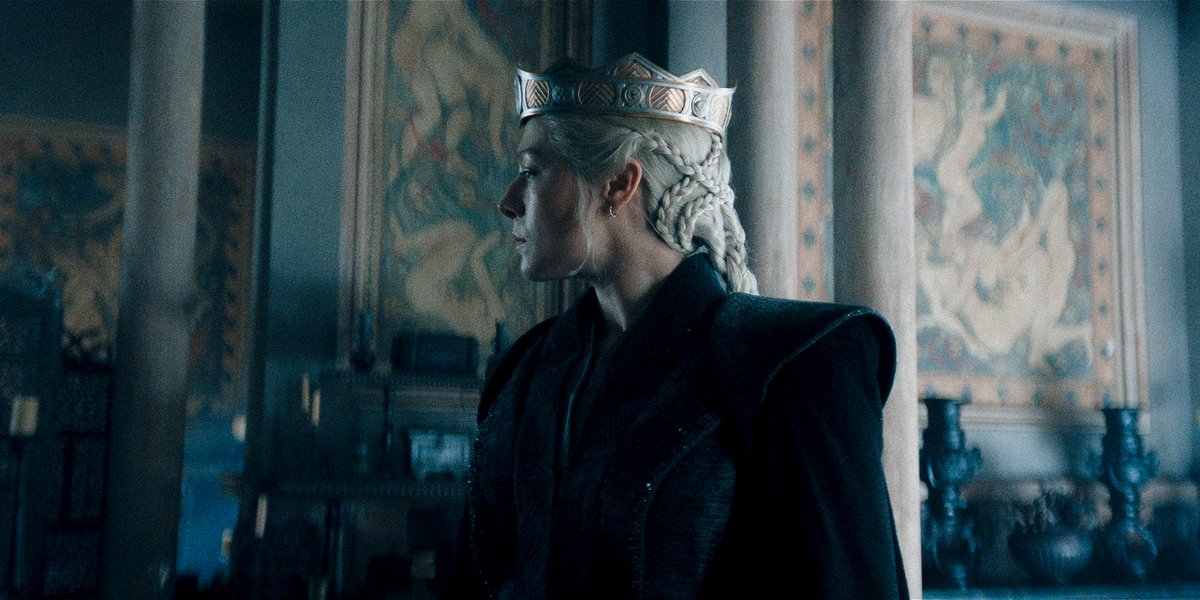 seaoftv's tweet photo. crown fit like a glove https://t.co/17iTvzGqDM