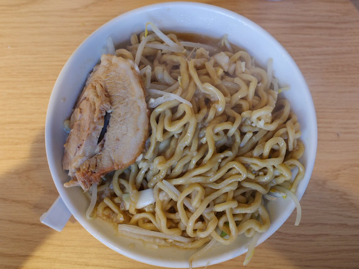 yoshi0005's tweet photo. #ラーメン豚の子 @ #神田
午前中は健康診断🏥
何事も無くとはいかなかったけど、、、
思いっ切り食べたかったので❗️😏
と言いつつ無料トッピングは全部普通に麺は柔めコールとへなチョコですが (*￣∇￣*)ゞ
(笑)
#ラーメン #豚の子 #二郎インスパイア #天地がえし #神田グルメ https://t.co/YHi86Zm87r