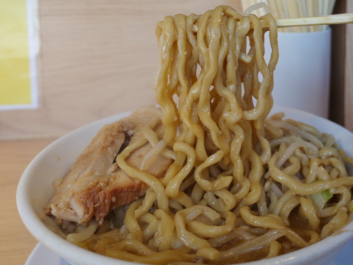 yoshi0005's tweet photo. #ラーメン豚の子 @ #神田
午前中は健康診断🏥
何事も無くとはいかなかったけど、、、
思いっ切り食べたかったので❗️😏
と言いつつ無料トッピングは全部普通に麺は柔めコールとへなチョコですが (*￣∇￣*)ゞ
(笑)
#ラーメン #豚の子 #二郎インスパイア #天地がえし #神田グルメ https://t.co/YHi86Zm87r