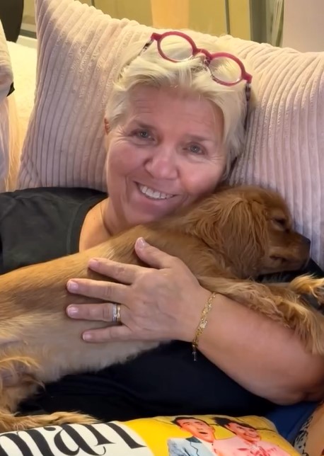 Mathy_Mimie's tweet photo. Adorable moment de tendresse avec Caramel 🐶 🐾 Bonne fête à nos fidèles compagnons à quatre pattes, qui remplissent nos vies de bonheur, de loyauté et d'amour ❤ https://t.co/vWl7z1iXt0