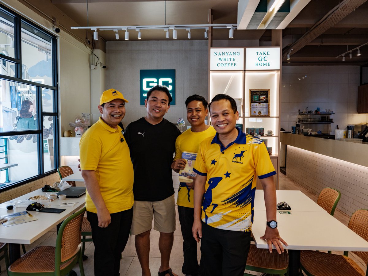 partibersamamy's tweet photo. 𝐖𝐀𝐋𝐊𝐀𝐁𝐎𝐔𝐓 𝐁𝐄𝐑𝐒𝐀𝐌𝐀 𝐃𝐈 𝐃𝐔𝐍 𝐁𝐔𝐊𝐈𝐓 𝐏𝐄𝐑𝐌𝐀𝐈

Kerancakan kempen BERSAMA di PRN Johor kini singgah ke DUN N.50 Bukit Permai, di mana calon kami, Sdr. Muhammad Aidil Riduan bin Mohd Yusof telah mengambil peluang untuk bertemu dan bermesra dengan- https://t.co/bQCgTrNcrL