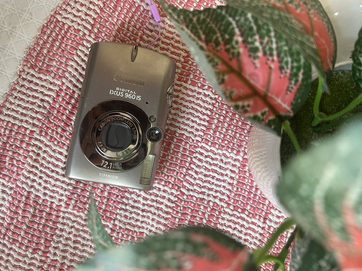 baddiegicam's tweet photo. wts digicam canon ixus 960 is (titanium)
layar masih bagus
hasil GONG
zoom in/out lancar
tombol fungsi
Overall no minus
1.250 (co oren ada diskon)
kelengkapan: unit, memori, card reader, batre, charger, dan strap
#wtb #zonabu #zonauang #zonajajan #camdig #zonaba #canonixus https://t.co/xfH3LbCXiY