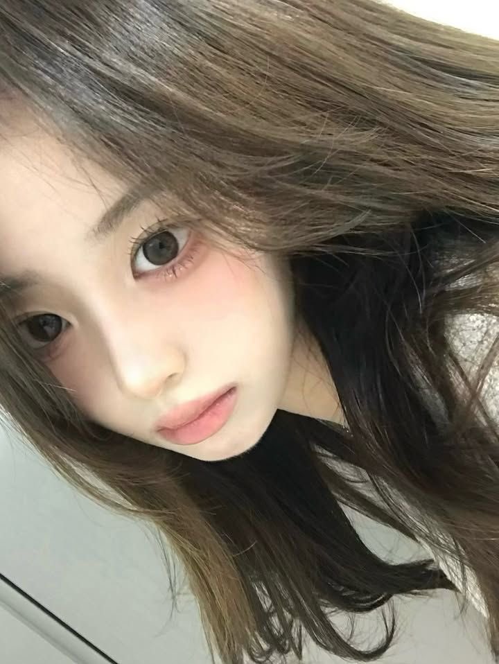 kimokimokimo00's tweet photo. 上瞼は控えめな"涙袋に重点を置いたメイク”中顔面縮小効果も凄いし、泣き腫らしたあとの儚さも演出できて可愛すぎるの… https://t.co/GDZRp8QUHX