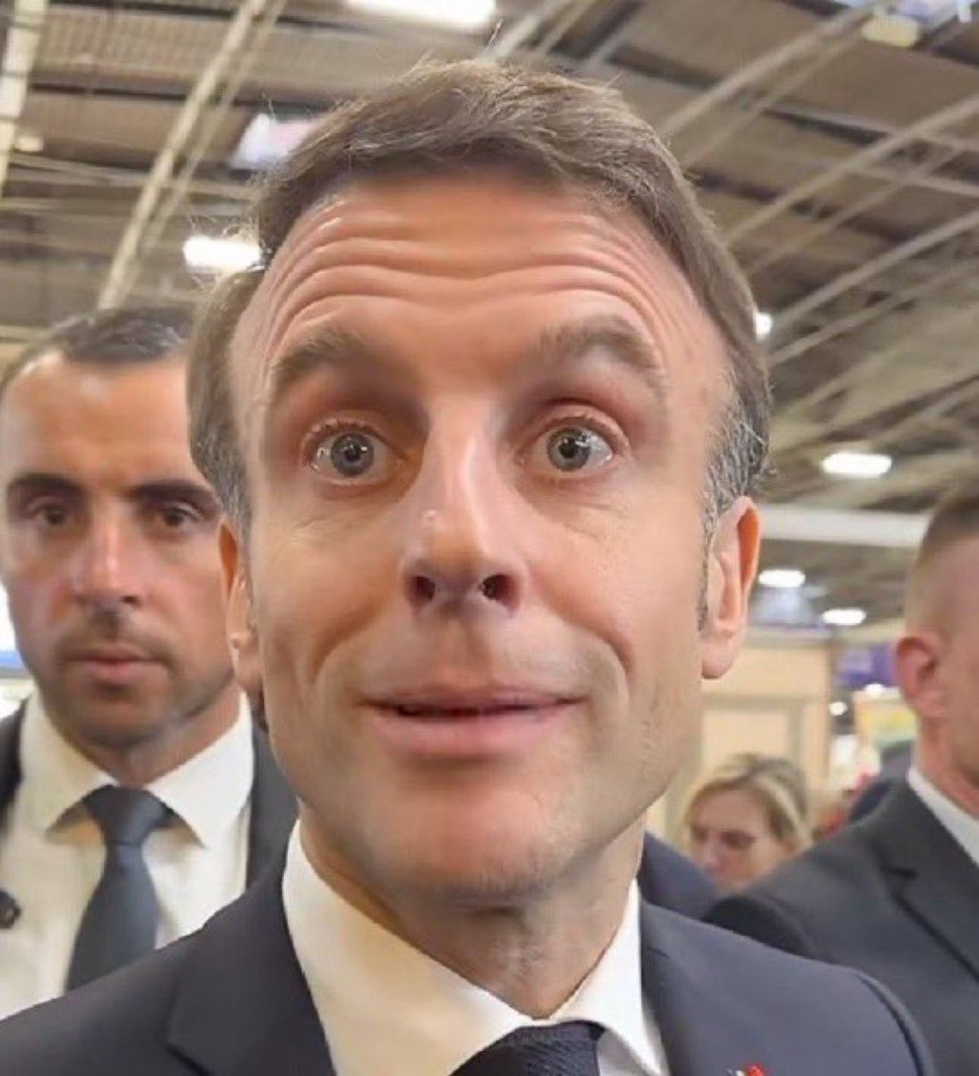 Resistance_SM's tweet photo. 🚨🇫🇷😱💥BOOM💥Emmanuel Macron met sciemment la vie des Français en danger de mort pour financer l’étranger.

Emmanuel Macron met sciemment la vie du peuple français en danger de mort au profit des pays étrangers. Alors que les hôpitaux, écoles et EHPAD français suffoquent sous la canicule, le gouvernement continue de financer via l’AFD et le FFEM des dizaines de millions d’euros pour installer des systèmes de climatisation dans des hôpitaux et écoles à l’étranger (Palestine, Turquie, Argentine, Sénégal etc...). 

En France, on se contente d’une commande d’urgence de 30 000 climatiseurs pour les hôpitaux et d’un maigre 7 % des surfaces scolaires climatisées. Cette politique perverse et criminelle, qui privilégie les étrangers au détriment du peuple français, doit cesser. 

Macron doit démissionner sur-le-champ ou être destitué : cette fois, il va trop loin dans sa trahison et perversion de la vie humaine.

Financements AFD/FFEM à l’étranger :
https://t.co/g8zsekkUej 
(projets climatisation hôpitaux étrangers)
https://t.co/MKpXgC9C5e
(Fonds Français pour l’Environnement Mondial)Commande 30 000 climatiseurs hôpitaux France :
https://t.co/MuTPusaTwh
 Seulement 7 % climatisées :
https://t.co/rphjn39ApQ