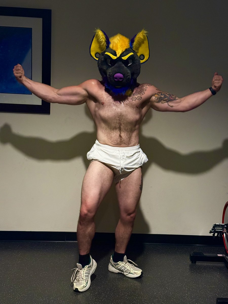 BlockbusterYeen's tweet photo. Happy #flexfriday and for this Flex Friday, I’m flexing my confidence in my body and my journey from plus size belly murrsuiter to fuckboy gym bro arc. 

People will hate confidence but hide behind walls of body types and “health”

Be you be true and fuckem 

(no you can’t have access to my ad now 😇)