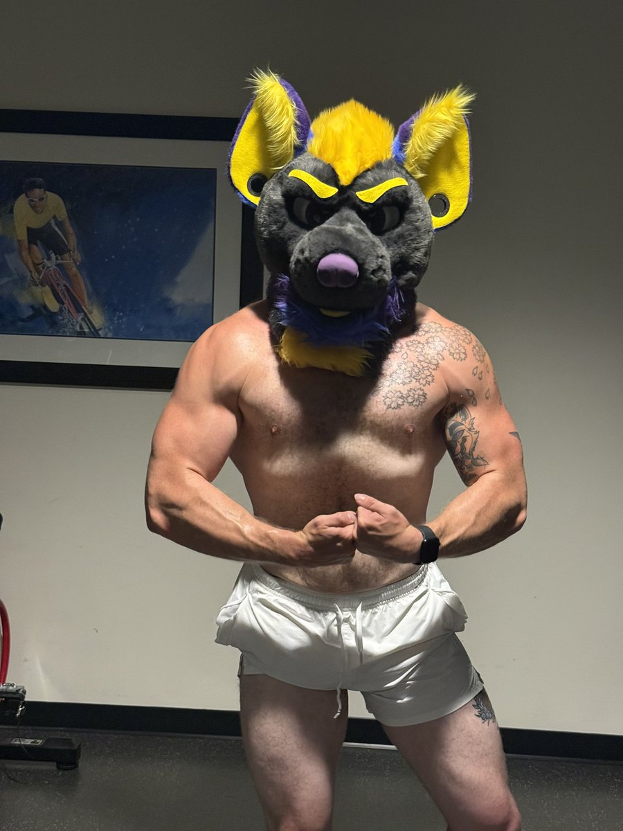 BlockbusterYeen's tweet photo. Happy #flexfriday and for this Flex Friday, I’m flexing my confidence in my body and my journey from plus size belly murrsuiter to fuckboy gym bro arc. 

People will hate confidence but hide behind walls of body types and “health”

Be you be true and fuckem 

(no you can’t have access to my ad now 😇)