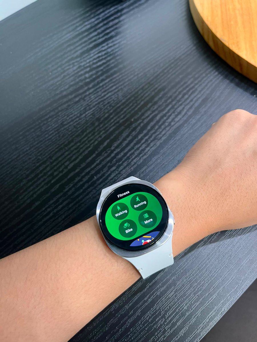 Walunak's tweet photo. Kok makin sering lihat Samsung Galaxy Watch ya, jadi ikutan pengen punya juga. Ada yang udah coba Trade-in di https://t.co/vS3sljVkRC? Prosesnya gmn si itu https://t.co/zY8s3Oifci