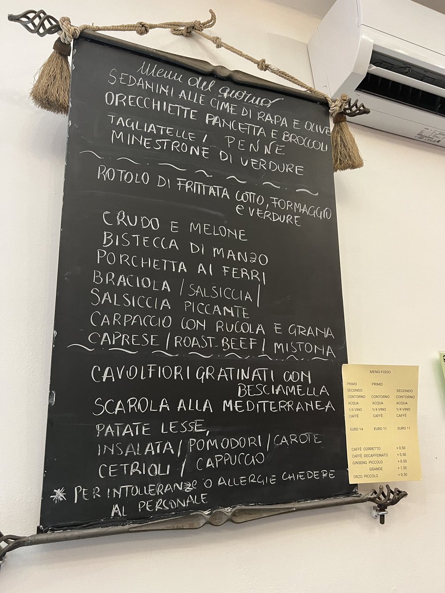 serikodesu's tweet photo. \  全部で€14！コスパ最強ランチ😋🇮🇹  /
・Primo(第一の皿)
・Secondo(メイン)
・Contorno(副菜）
・パン
・ドリンク(お酒可)
・水or炭酸水
・食後のエスプレッソ
ぜーんぶついてきて、たったの€14だった🥹💗パスタはもちろん、フォカッチャみたいなパンも、生の牛肉のカルパッチョ？も全部美味しかった！！生ハムメロンも美味しそうだった！！！こんなに美味しくて破格なランチ、他に絶対ないと思う。笑

メニューはイタリア語しかなくて、英語が話せるスタッフさんに説明してもらったよ！中心地から少し離れているからこそ、観光客はほとんどいなかった！でもバスで行けるから交通の便は良かったよ！

11:45オープンで12:30頃着いたけど、その時点で席は7割くらい埋まってたかな？行くなら早めがいいと思う！(予約もできるっぽい？)

ボローニャ行く機会があればぜひ行ってみて！！！後悔しないと思う😋✨

📍Trattoria La Sosta
https://t.co/OVXXhhmHXU