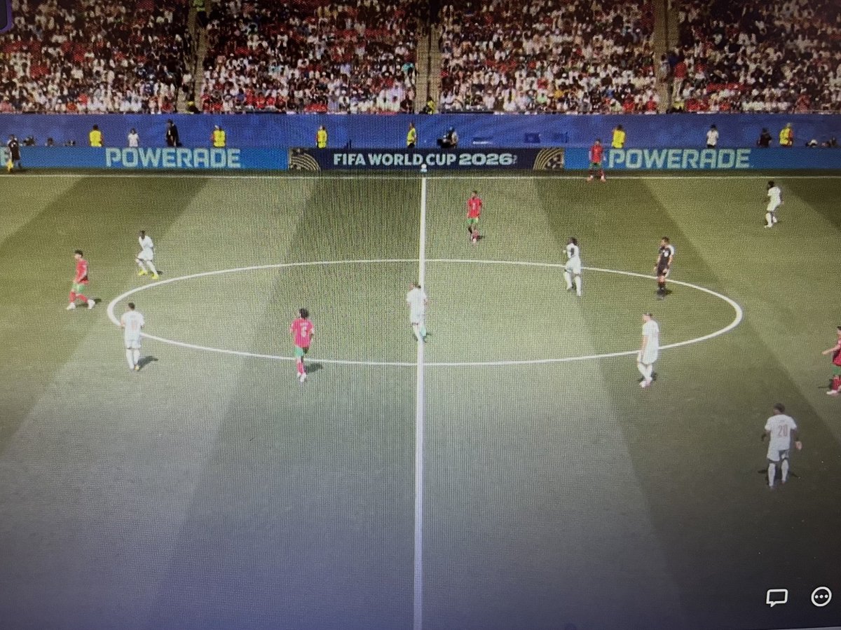 nikop17's tweet photo. Le possible France-Espagne en demi-finale sera intéressant tactiquement car on va enfin savoir si Deschamps maintient son 4231 jusqu’au bout. Depuis le début du Mondial, j’ai la conviction qu’il basculera en 433 face à la première grosse équipe et il faut admettre que pour le moment, les Bleus n’ont affronté aucun adversaire de leur calibre. On peut même dire que c’est un parcours incroyablement peinard (sans retirer le mérite aux Bleus) quand on voit ce qu’ont proposé la Suède, le Paraguay et le Maroc en termes de jeu offensif.

L’Espagne sera possiblement la première équipe qui pourrait priver la France de ballon. Et surtout la première équipe qui pourrait l’empêcher de récupérer la balle aussi vite, une des grandes forces des Bleus depuis le début du Mondial. La titularisation d’un troisième joueur serait une piste évidente pour remporter la bataille du milieu. Mais plus ça va, plus je me dis que Deschamps va conserver son double pivot et se reposer sur le travail défensif XXL de Doué, Dembélé et Olise. Ça lui éviterait également de tout changer offensivement car avec seulement trois offensifs, on peut imaginer que c’est Doué qui sortirait du XI. Et qui mettre dans le couloir gauche entre Dembélé et Olise ?

Ce serait assez d’intéressant d’avoir la heat map des Bleus hier soir SANS le ballon. Histoire de regarder le positionnement moyen en phase défensive. Au final, tu évolues dans un système hybride rendu possible par l’activité défensive hors du commun de trois joueurs offensifs (Mbappé travaille également pour gêner les deux centraux adverses malgré un volume défensif moins important). Je ne pensais pas que cela pourrait être viable jusqu’au bout du Mondial et j’attends impatiemment de voir ce que cela donnera face aux Espagnols, qui sont à mes yeux l’équipe la plus dangereuse pour la France. En tout cas l’équipe la plus complète et la mieux armée pour nous faire chier. Mais comme on le voit sur la photo, y'a une vraie évolution tactique avec Doué qui vient sur la ligne de Rabiot et Koné. Avec Olise devant la ligne de trois et avec le duo Dembélé-Mbappé devant pour faire une première ligne de pressing. Ça devrait s'articuler comme ça face à l'Espagne avec possiblement juste Tchouaméni à la place de Koné

#France #Bleus #Deschamps #Mbappé #MARFRA #FRAMAR