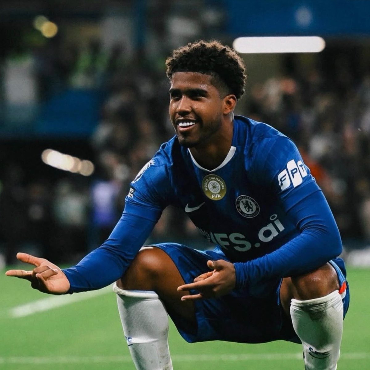 StatmanDave's tweet photo. Man Utd midfielders’ ground duel success rates in the Premier League last season:

🔘 Casemiro — 53.3%
🔘 Kobbie Mainoo — 52.4%
🔘 Bruno Fernandes — 47.2%
🔘 Mason Mount — 45.7%

Andrey Santos’ was 67.8%. 🤯 https://t.co/fLYJ5y6unT