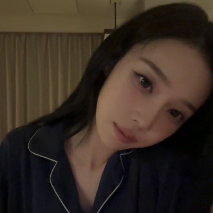 ipreferkmj's tweet photo. she looks so hot in this live. imagine getting to see this every night.. karina so luck asfk https://t.co/a0pyXdFqpu