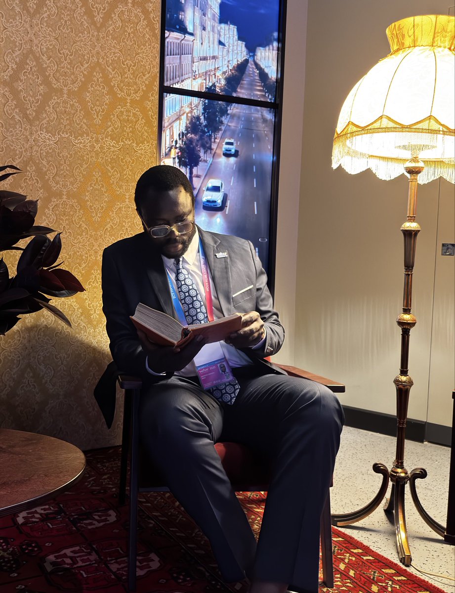 albadaradi's tweet photo. UNE LOI CENSURÉE, UNE JURISPRUDENCE CONSACRÉE !

Le Conseil constitutionnel du Sénégal a rendu ce jeudi 9 juillet sa décision n° 6/C/2026. La loi n° 18/2026 portant révision de la Constitution, adoptée le 29 juin par l’Assemblée nationale, est déclarée contraire à la Constitution. Elle ne peut plus être promulguée.

D’abord l'essentiel. La décision s'impose à tous, aux institutions comme aux citoyens. Je l'écrivais il y’a deux jours (avant qu'elle ne tombe), je le répète aujourd’hui. Dans un État de droit, on plaide avant, on se conforme après. C'est ce qui nous distingue.

Le Président de l'Assemblée nationale l’a rappeler avec la netteté qui convient, cette décision s'impose à tous. Dont acte.

Maintenant, le texte. Que juge exactement le Conseil ? Les sages ont conclu en triade.

D’abord la COMPÉTENCE. Le Conseil juge qu'il peut contrôler les lois de révision constitutionnelle. Il fixe même le périmètre de ce contrôle, les conditions d'adoption et d'approbation, la régularité de la procédure suivie, les limites de temps et de matière que la Constitution impose au pouvoir constituant dérivé. La ligne d'incompétence de 2006 est donc refermée. L'audace de février 2024, que beaucoup avaient saluée lorsqu'elle sauva l'élection présidentielle, est désormais consacrée en principe. Le juge constitutionnel sénégalais est entré, pleinement, dans le contrôle du pouvoir de révision.

Ensuite la PROCÉDURE. Le Conseil juge que l'article 103, qui organise la révision, n'est pas un régime procédural complet et autonome. Les règles de la procédure législative ordinaire s'appliquent donc aussi aux révisions, sauf exclusion expresse ou incompatibilité. Il en tire deux conséquences. L'irrecevabilité financière d'abord, une proposition qui crée des charges publiques, ici l'organe unique de gestion des élections, la future Cour constitutionnelle et des obligations nouvelles au profit des enfants et des familles, doit être accompagnée de recettes compensatrices formulées, discutées et adoptées en même temps qu'elle. Ce ne fut pas le cas. Le vote bloqué ensuite, prérogative que l'article 82 reconnaît à l'exécutif sans distinguer entre projet et proposition de loi, et dont la demande, formulée en séance le 29 juin, ne pouvait être écartée. Ces deux manquements, juge le Conseil, sont des vices substantiels. Ils emportent la loi entière.

Enfin, le silence le plus bruissant de cette jurisprudence; CE QUE LA DÉCISION NE DIT PAS. Le recours ne posait pas, et la décision ne tranche pas, la question qui agite le débat depuis le 29 juin, celle de la voie d'approbation d'une révision d'initiative parlementaire, référendum ou vote des trois cinquièmes. Cette question reste ouverte. Le lecteur attentif notera seulement que le Conseil, en admettant le recours dès l'adoption « sans attendre son éventuelle approbation », traite l'adoption et l'approbation comme deux étapes distinctes. Chacun méditera ce que ce mot, éventuelle, laisse entendre.

Et maintenant ? Juridiquement, le processus de cette loi s'arrête là, une loi déclarée contraire à la Constitution ne peut être promulguée (./) Politiquement et institutionnellement, la suite appartient aux institutions, et je me garderai d'en préjuger ici.

Une question, en revanche, mérite déjà d'être posée à la doctrine, froidement, loin des passions du jour. Si l'irrecevabilité financière ne vise que les initiatives des députés, et si le vote unique appartient à l'exécutif, qui tient la plume de la révision quand elle vient du Parlement ? (Ce n'est pas une critique de la décision, mais qui applique les textes.) C'est une question sur les textes eux-mêmes.

Ce débat-là commence aujourd'hui, et il se mènera par les principes.