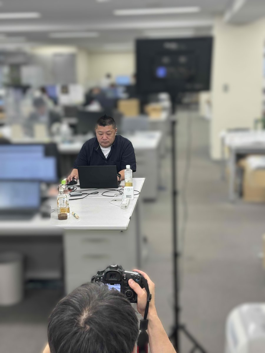 MTeditorialdept's tweet photo. 👀撮影の裏側を少しだけ📷

採用サイトリニューアルに向けて、経営管理本部長、CDO、社員の撮影を行いました！

真剣な表情あり、和やかな雰囲気あり。 
実際の職場風景も撮影し、当社らしさが伝わるコンテンツを制作中です。

新しい採用サイトの公開をお楽しみに✨

#メディカルトリビューン　#採用 #採用サイトリニューアル #中途採用