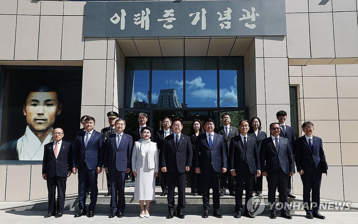 amnseoul's tweet photo. 이재명 대통령, 몽골 이태준 열사 기념관 방문…“한·몽 우호의 뿌리 되새겨” https://t.co/F17cR0zJ3Q https://t.co/f9kEwvyeI8