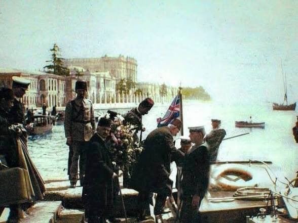 fatiheryilmaz0's tweet photo. Kurtuluş savaşına kurtuluş savaşı denilmeyecekmiş. 

8. sınıf ders kitaplarından Vahdettin’in İngiliz gemisiyle ülkeyi terk ettiği bilgisi çıkarılmış.

Milli olmayan eğitim bakanının eğitim diye bir derdi yok. Tanrıya rakip olmuş, şirk içinde var olanı yok yok olanı var etmeye çalışıyor.

Kurtuluş savaşı kurtuluş savaşıdır. Vahdettin, İngiliz gemisi ile kaçmıştır.

Bu siyasal islamcı fesli kafa yaptıkları kelime oyunları ile tarihi değiştirebileceklerini sanıyorlar. Kafaları çok iyi.

Ne yapsalar boş göklerden gelen bir karar vardır. Göklerden gelen bir kararla kader tecelli etmiş, tarih yaşanmış ve hükmünü vermiştir; Türk kurtuluş savaşının başbuğu, Türk ordularının muzaffer komutanı Mustafa Kemal Atatürk’tür.

Sen radyoyu kapattın diye şarkılar yarım kalmaz.