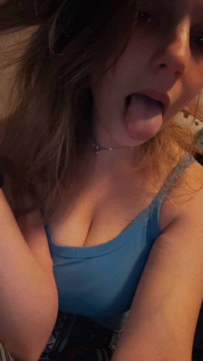 AshleeNichols18's tweet photo. Why use a pillow when my breasts are just as soft? #sellingcontent #ofmodel #ModelGirl #nsfwtwtًً #buyingpics #sellingpics https://t.co/AxH0Sq8KkM
