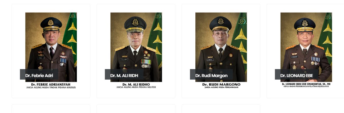 abulmuzaffar10's tweet photo. No... bukan hanya Jampidsus yang powerful..

Dari segi kelembagaan, semua jaksa agung muda di kejaksaan itu setara... 

Adapun jaksa agung muda ada lima
-  bagian pidana umum (jampidum),
-  pidana khusus (jampidsus) 
-  pidana militer (jampidmil),
-  intelijen (jamintel), 
- perdata dan tata usaha (jamdatun), 
- pengawasan (jamwas), bahkan 
- pembinaan (jambin).

Cuma kenapa jampidsus jadi strategis?

Ya, itu tadi… sejak era Jokowi akhir dan Prabowo, jaksa dijadiin tonggak utama untuk membongkar korupsi, bukan hanya KPK.

Apalagi sudah ada revisi UU Kejaksaan yang memperkuat wewenang kejaksaan dalam menelusuri, memulihkan, dan merampas aset koruptor.

Nah, pihak yang paling berperan di bidang itu siapa?

Pertama adalah Jampidsus, karena wewenang Jampidsus adalah menangani kasus korupsi dari penyelidikan hingga penuntutan. 

Kedua adalah jamintel. Karena intelijen kejaksaan yang berwenang untuk menelusuri dan mengumpulkan aset-aset koruptor.