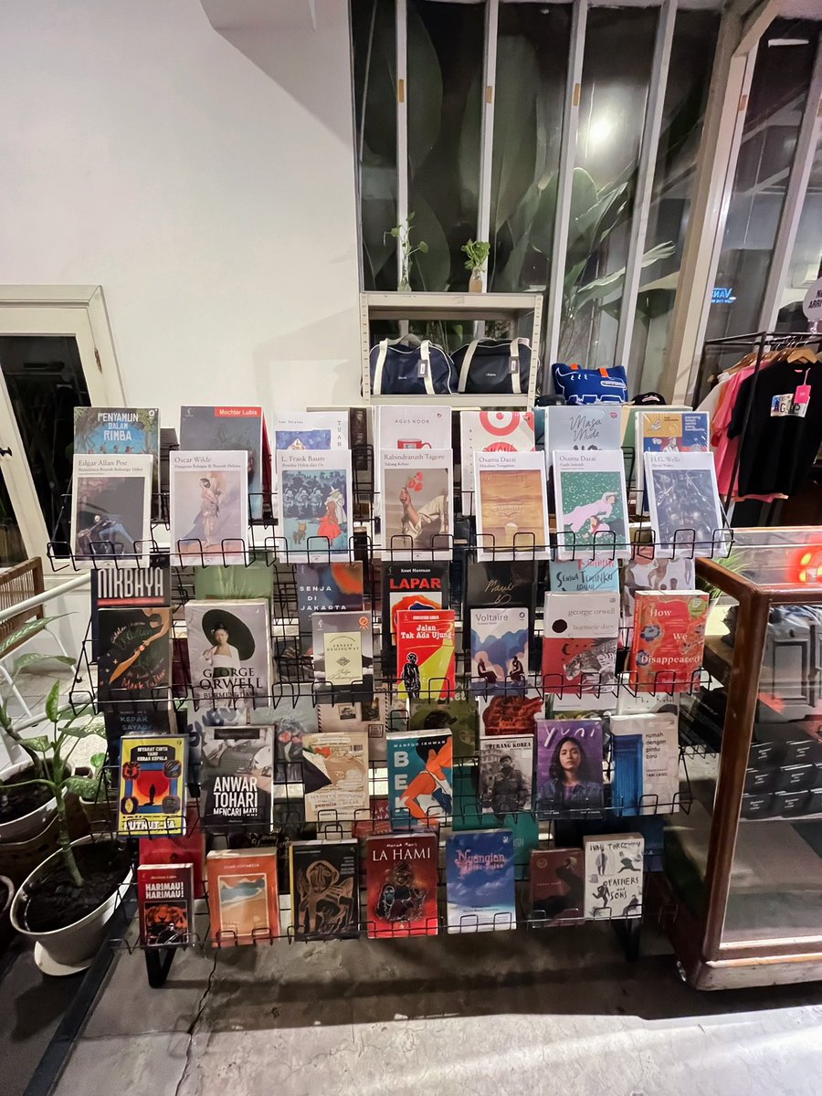 vindaandifa's tweet photo. kamu pergi ke kafe dan ternyata ada mini bookstore-nya 🫠📚 https://t.co/mvze2QZTMr