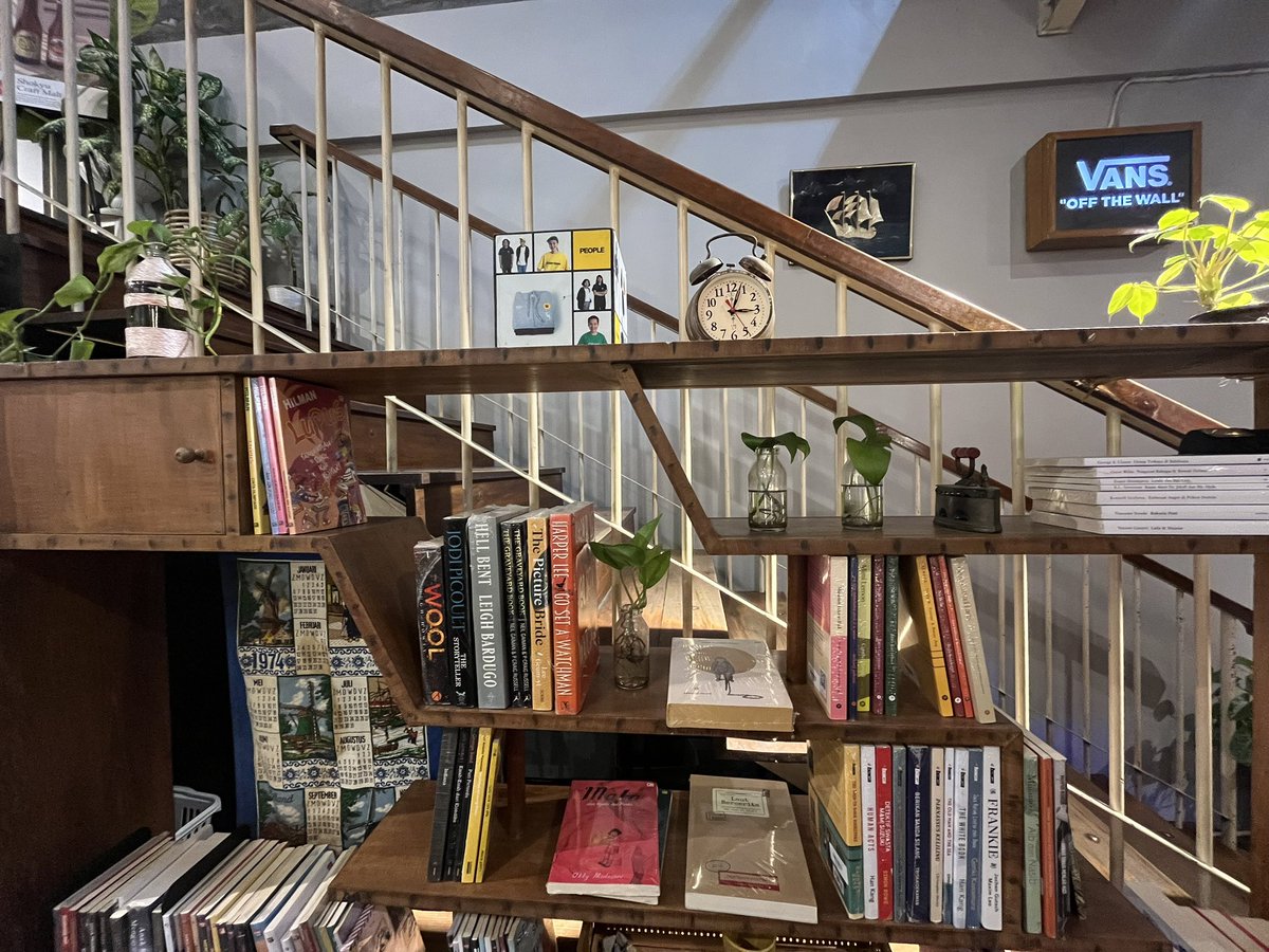 vindaandifa's tweet photo. kamu pergi ke kafe dan ternyata ada mini bookstore-nya 🫠📚 https://t.co/mvze2QZTMr