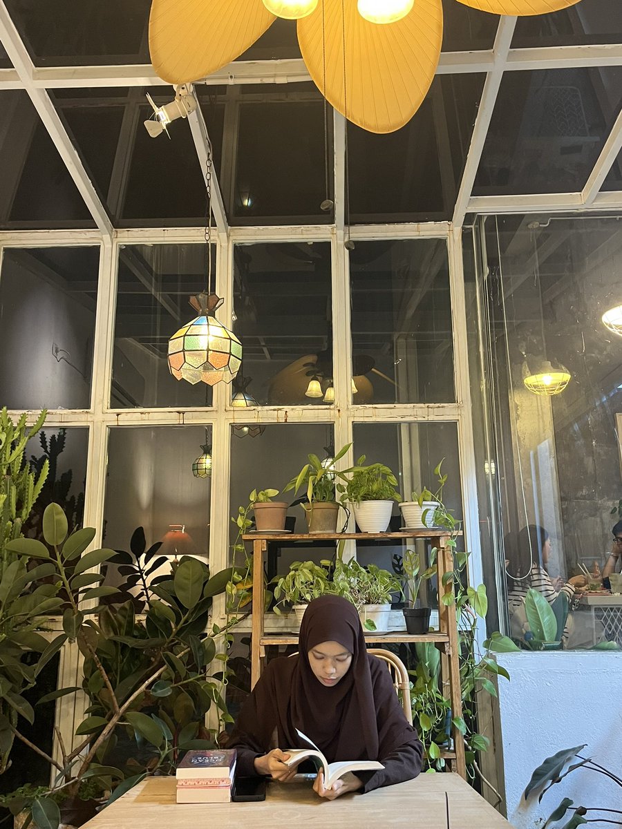 vindaandifa's tweet photo. kamu pergi ke kafe dan ternyata ada mini bookstore-nya 🫠📚 https://t.co/mvze2QZTMr