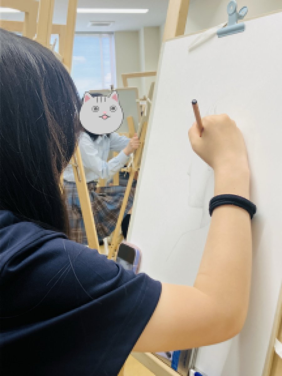 fsg_im's tweet photo. 【アート・デザイン実習と選択デッサン✏️】
コピックを使って作品を仕上げていきます
どんな絵が完成するのでしょうか？🥳
基礎力を鍛えるデッサンではもくもくとモチーフに向き合います

＃FSG高等部
＃FSGカレッジリーグ https://t.co/yzobqEVqVE