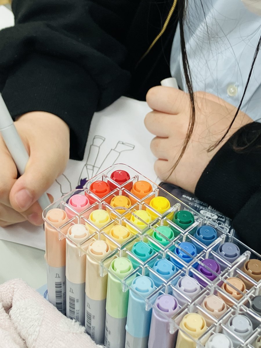 fsg_im's tweet photo. 【アート・デザイン実習と選択デッサン✏️】
コピックを使って作品を仕上げていきます
どんな絵が完成するのでしょうか？🥳
基礎力を鍛えるデッサンではもくもくとモチーフに向き合います

＃FSG高等部
＃FSGカレッジリーグ https://t.co/yzobqEVqVE