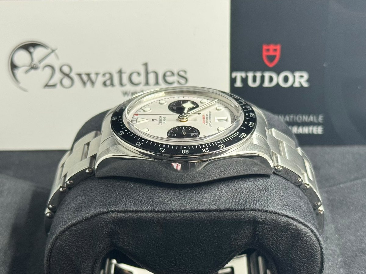 28Watches's tweet photo. Pre-owned Tudor Black Bay Chrono 79360N - 28watches
[2021 41mm]

WhatsApp/Mobile: +852 6128 2828
Address: Shop G10B G/F Causeway Bay Plaza 1, Hong Kong
https://t.co/HQSYqeCF3C

#28Watches #Tudor #Black Bay Chrono #79360N #T415535 https://t.co/a6mZ1SATrI