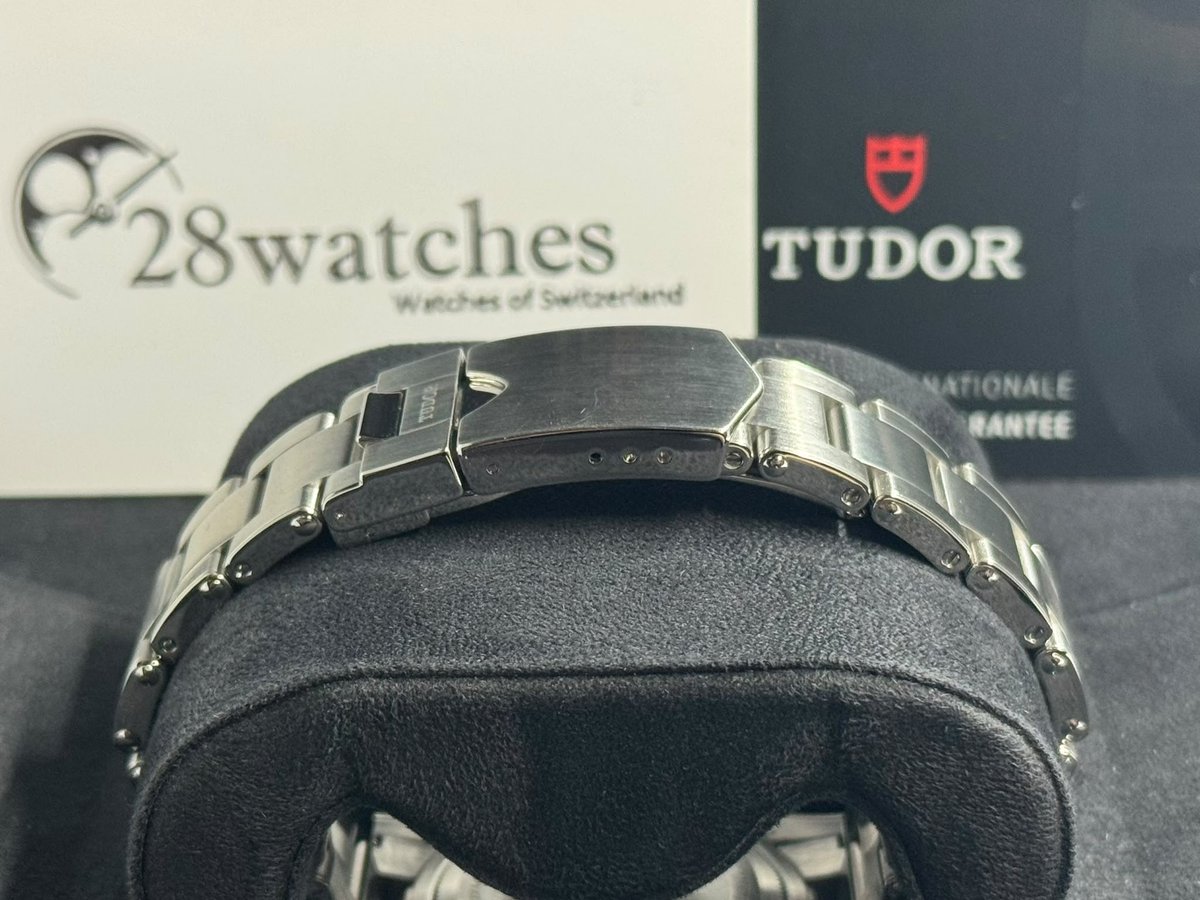 28Watches's tweet photo. Pre-owned Tudor Black Bay Chrono 79360N - 28watches
[2021 41mm]

WhatsApp/Mobile: +852 6128 2828
Address: Shop G10B G/F Causeway Bay Plaza 1, Hong Kong
https://t.co/HQSYqeCF3C

#28Watches #Tudor #Black Bay Chrono #79360N #T415535 https://t.co/a6mZ1SATrI